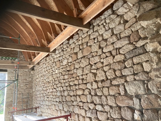 Sablage mur pierre bois